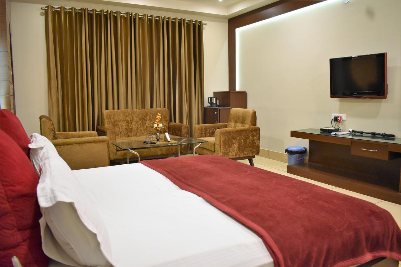 Hotel Ashish Continental ฟักวารา ภายนอก รูปภาพ