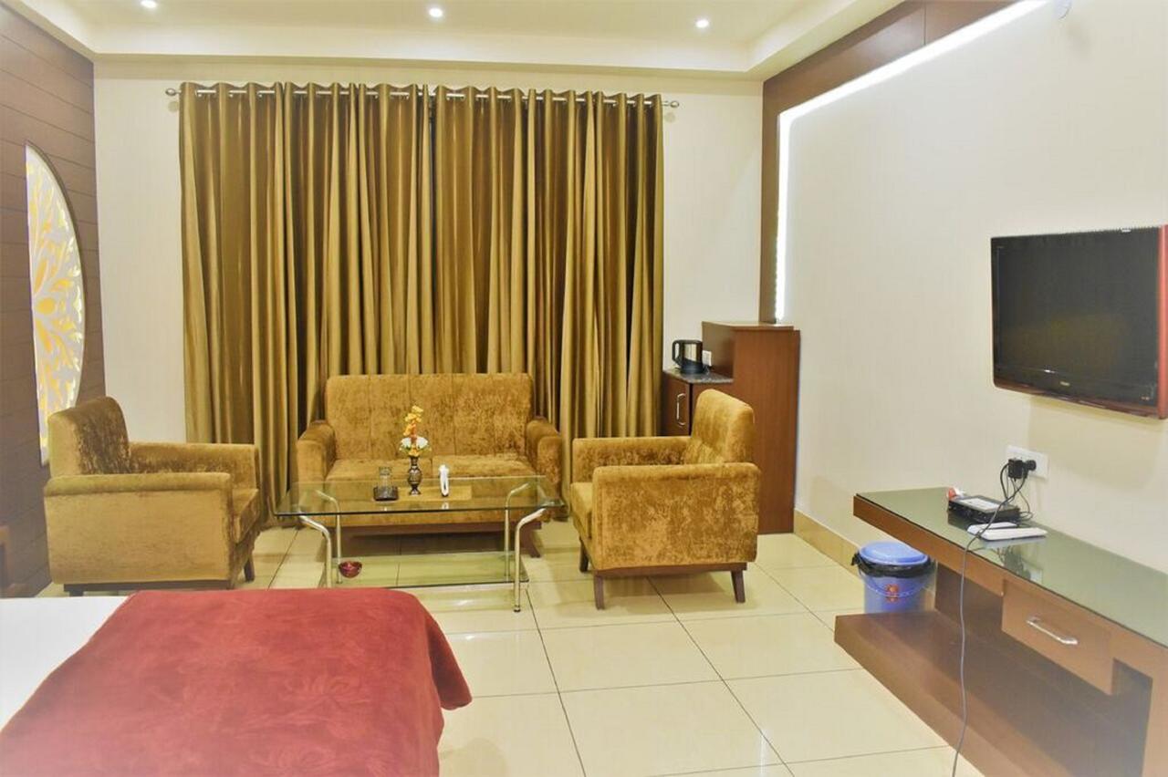 Hotel Ashish Continental ฟักวารา ภายนอก รูปภาพ